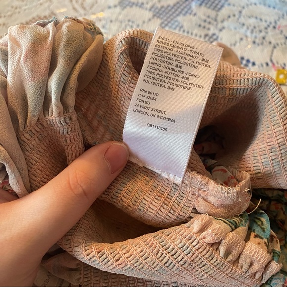 Urban Outfitters • Chiffon Cropped Capsleeve Blouse in Floral Print - Picture 6 of 12